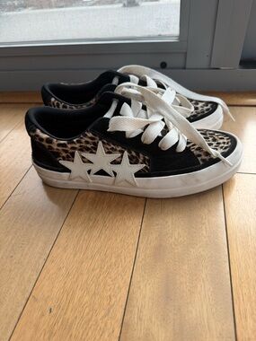 Kids Leopard Print Star Accent Sneakers - Black & Tan